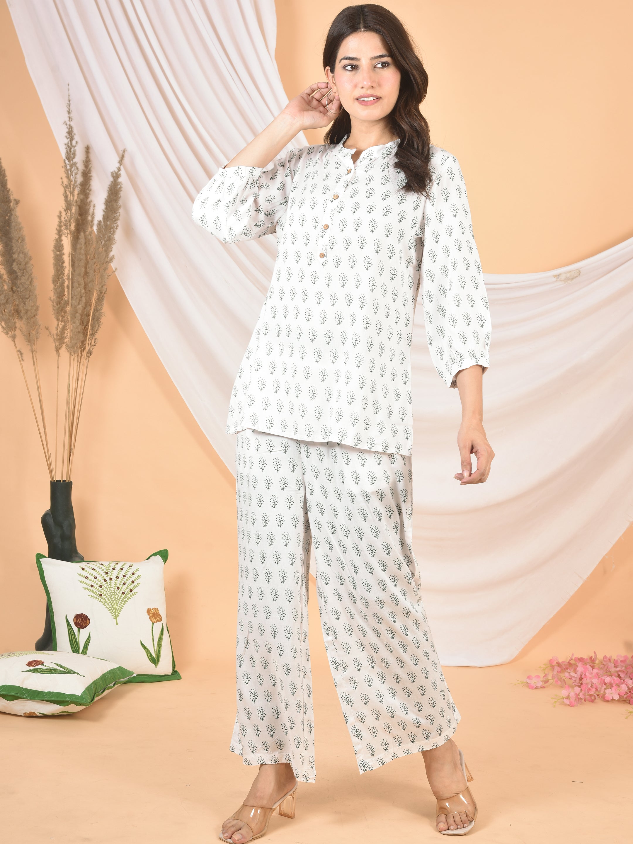 Women White haunted printed cod set